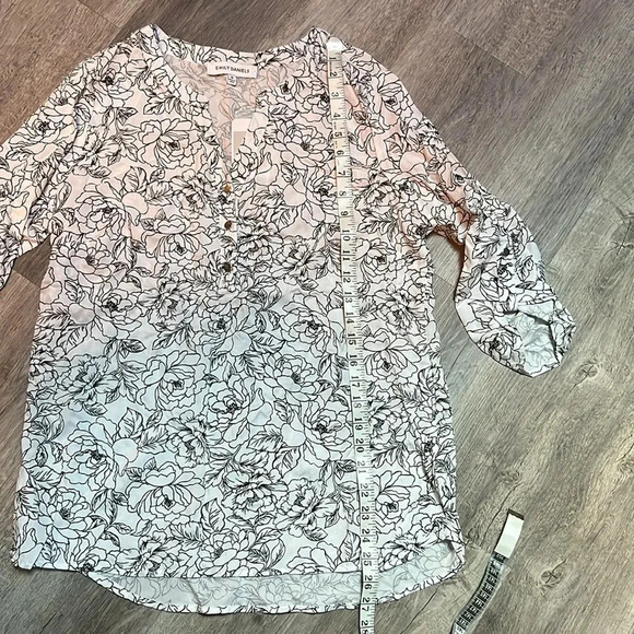 Emily Daniels white black pullover vneck quarter button blouse - Picture 3 of 8